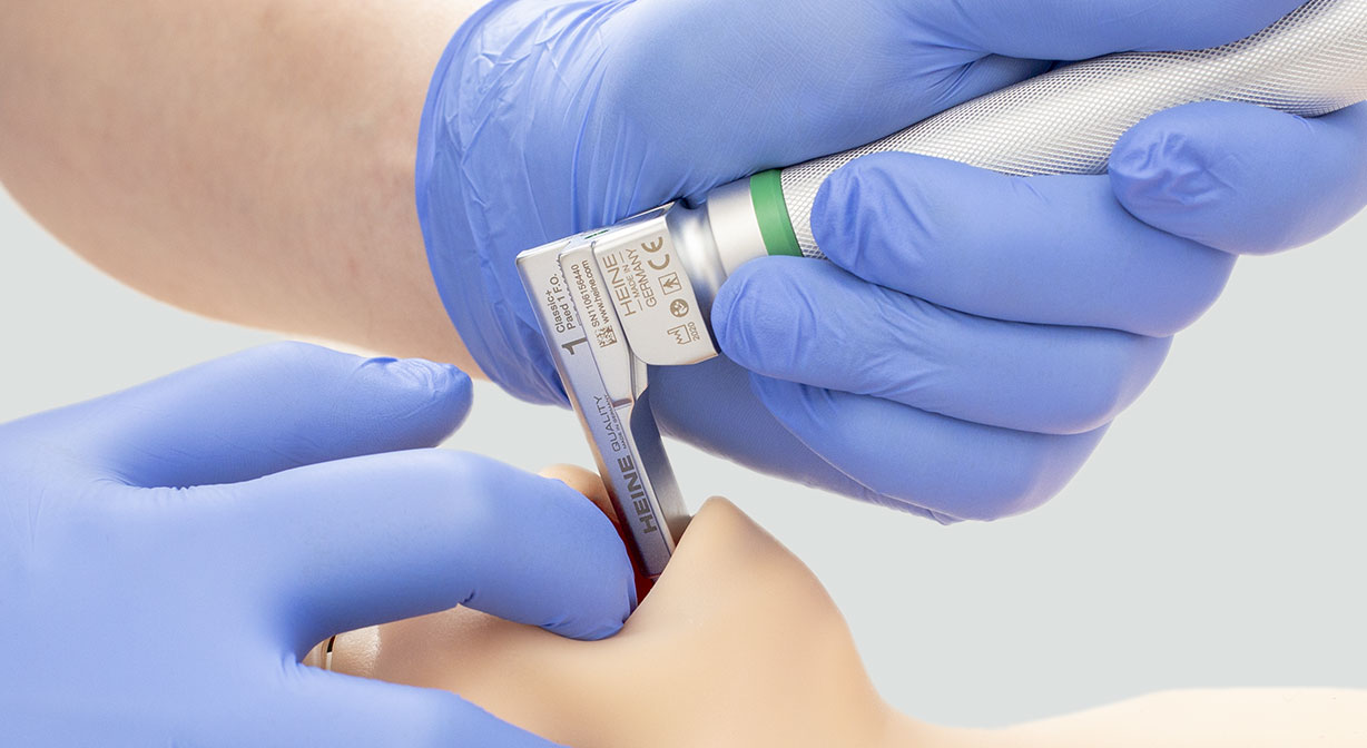HEINE Intubation mit Classic-Paed Spatel